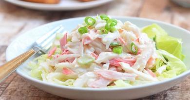 Cómo hacer una ensalada de col china con palitos de cangrejo